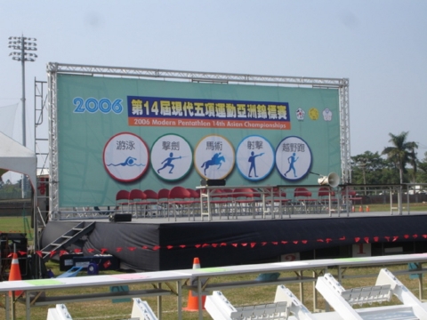 33 呎 × 18 呎（左訓）